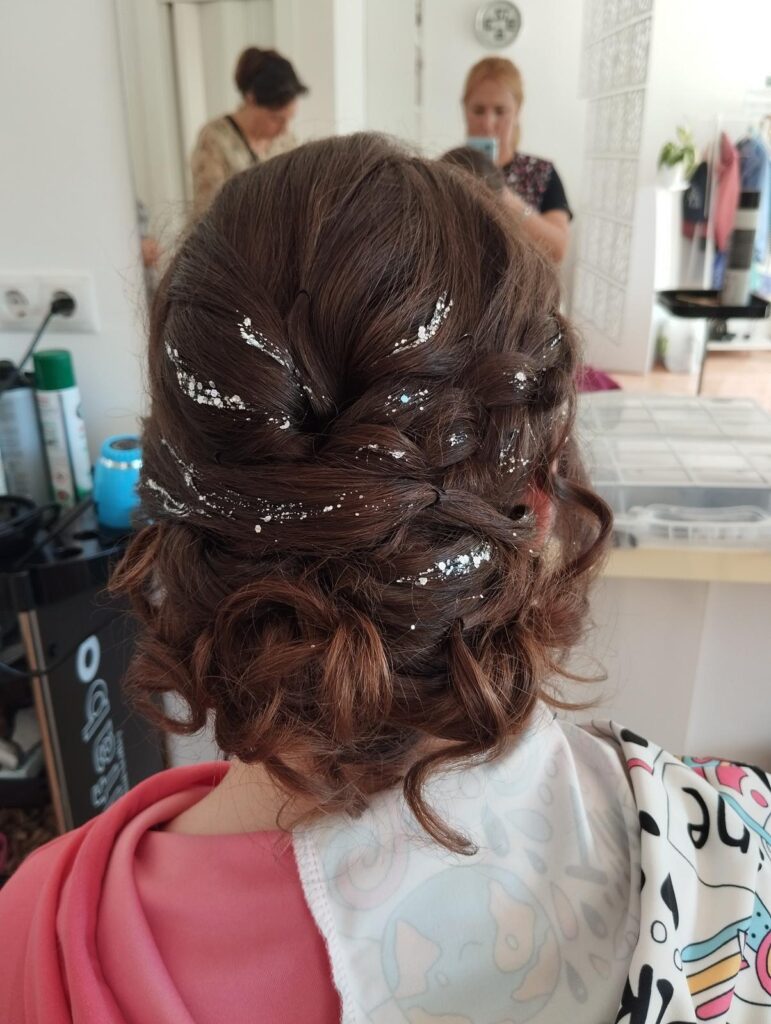 Descubre Nuestros Peinados y Maquillajes