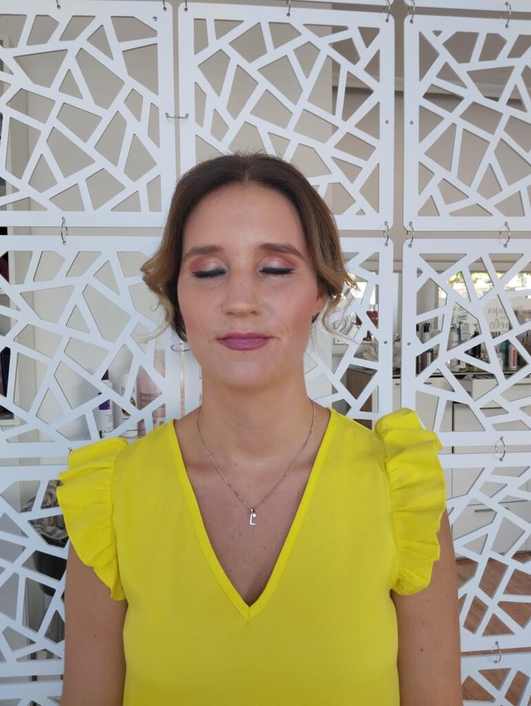 Transforma Tu Look con Peinados y Maquillaje para Eventos