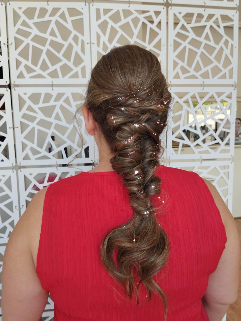 Descubre Nuestros Peinados y Maquillajes