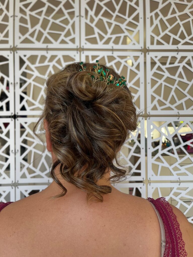 Descubre Nuestros Peinados y Maquillajes