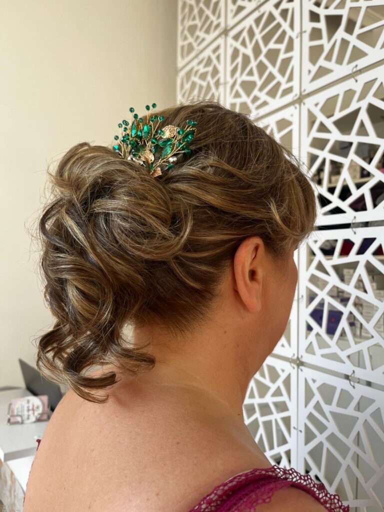 Descubre Nuestros Peinados y Maquillajes